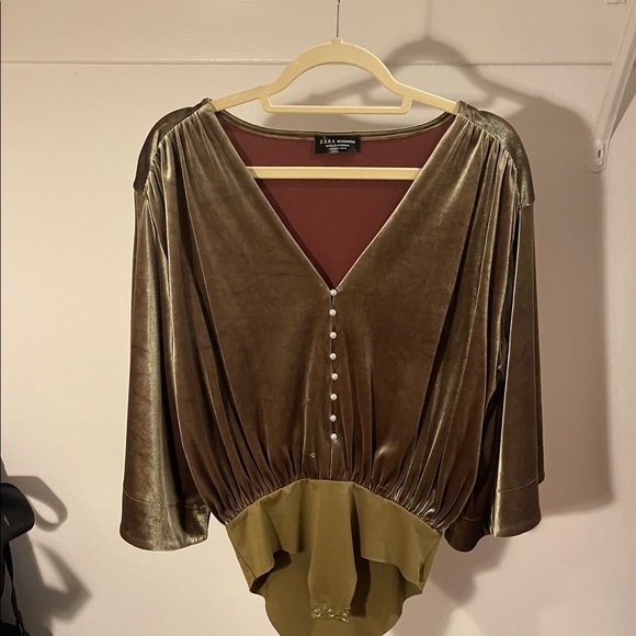 Zara green velvet bodysuit w/ pearl buttons - Picture 2 of 3